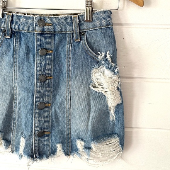 CARMAR Los Angeles Distressed Blue Jean Denim Button Front Mini skirt Sz 24 (0) - Picture 2 of 9